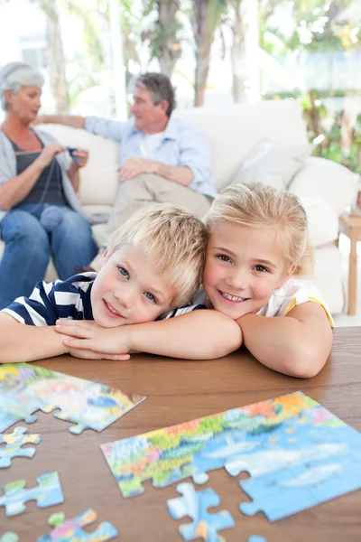 Children looking at the camera in the living room — Stock Photo, Image