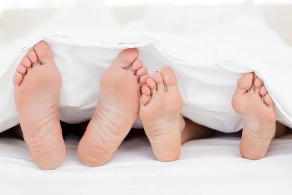 家庭的脚在床上 — 图库照片