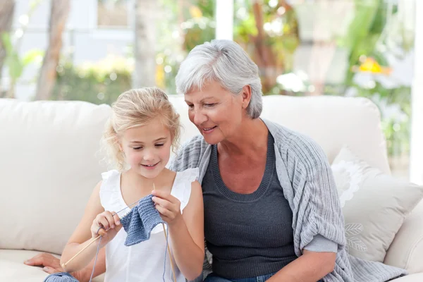 Senior knitting with her granddaughter — Stock Photo, Image
