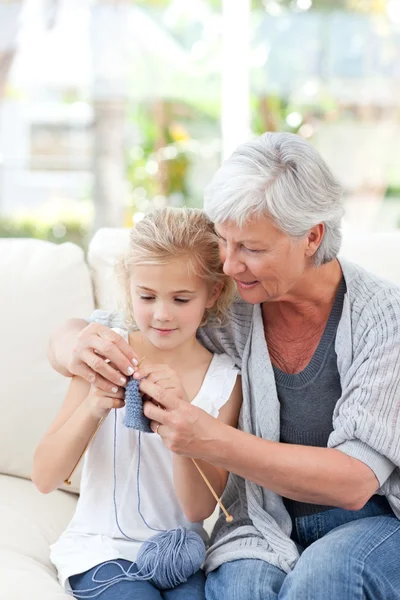 Senior knitting with her granddaughter — Stock Photo, Image