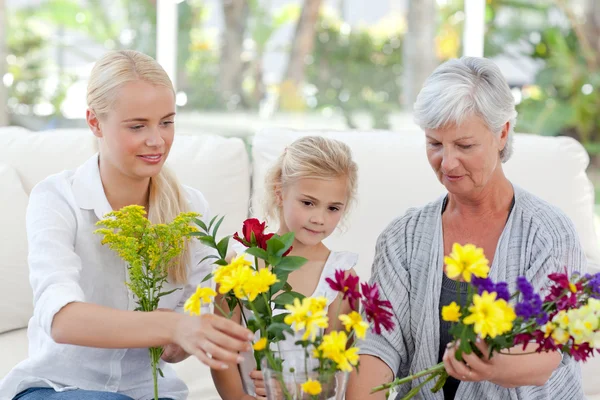 Familia radiante con flores —  Fotos de Stock