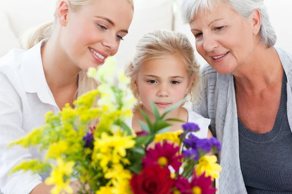 Stralende familie met bloemen — Stockfoto