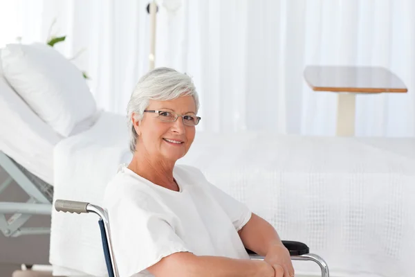 Senior woman in her wheelchair looking at the camera — Stock Photo, Image