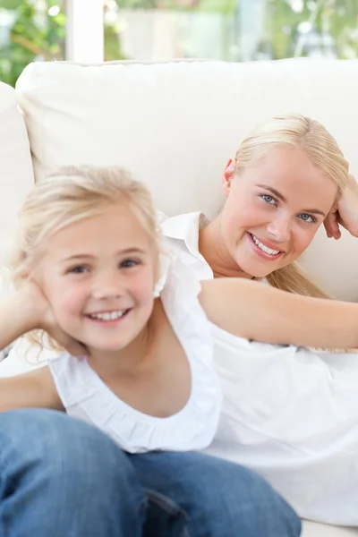 그녀의 딸과 함께 누워 아름 다운 여자 — 스톡 사진
