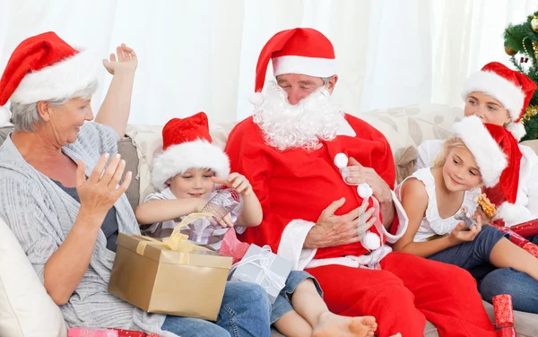 Santa Claus con una familia feliz — Foto de Stock