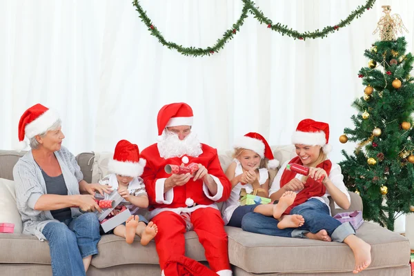 Santa claus s šťastná rodina — Stock fotografie