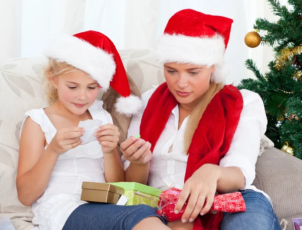 Underbar kvinna på juldagen med dottern — Stockfoto