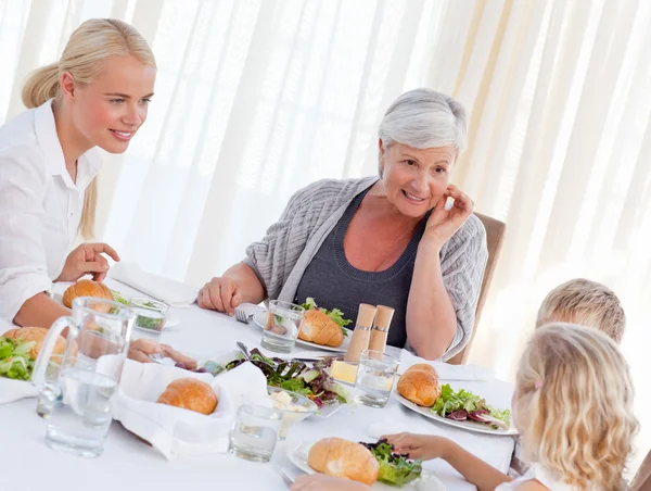 Familie samen aan tafel praten — Stockfoto