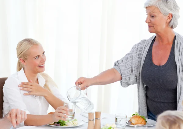 Äldre kvinna som serverar dottern — Stockfoto
