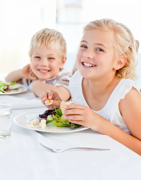 Crianças felizes à mesa — Fotografia de Stock