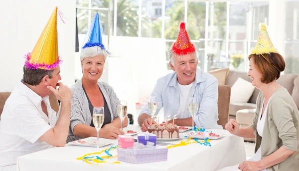 Mayores en el cumpleaños en casa — Foto de Stock