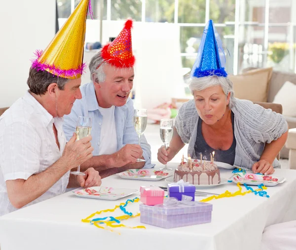Senioren zum Geburtstag zu Hause — Stockfoto