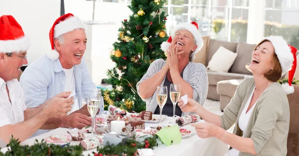 Senioren op eerste kerstdag thuis — Stockfoto