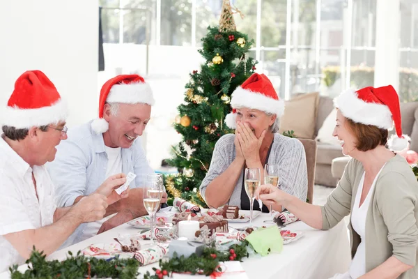 Senioren op eerste kerstdag thuis — Stockfoto