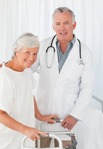 Patientin mit ihrem Arzt, der in die Kamera schaut — Stockfoto