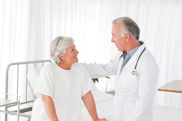 Doctor speaking with his patient — Stock Photo, Image