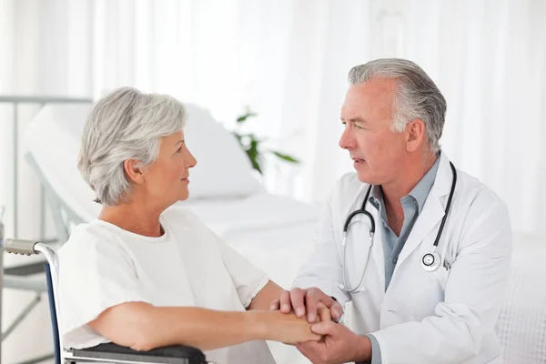 Doctor speaking with his patient — Stock Photo, Image