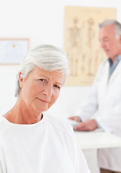 Patient looking at the camera — Stock Photo, Image