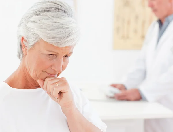 Sick patient with her doctor — Stock Photo, Image
