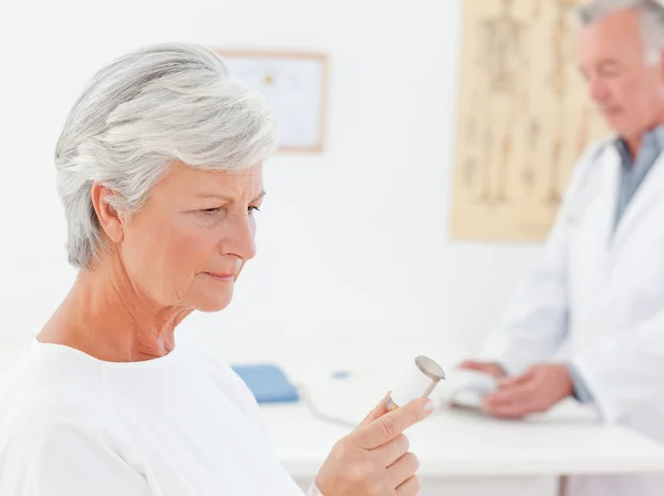 Patient with her pills — Stock Photo, Image
