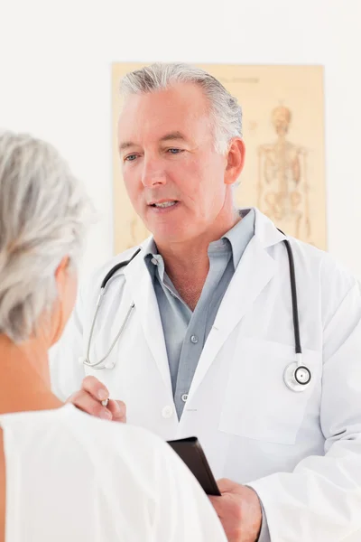 Starszy lekarz rozmawia ze swoim chorym pacjentem — Zdjęcie stockowe