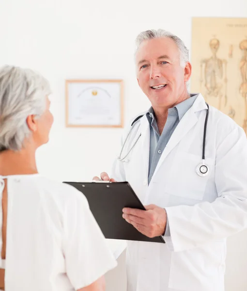 Senior doctor talking with his sick patient — Stock Photo, Image