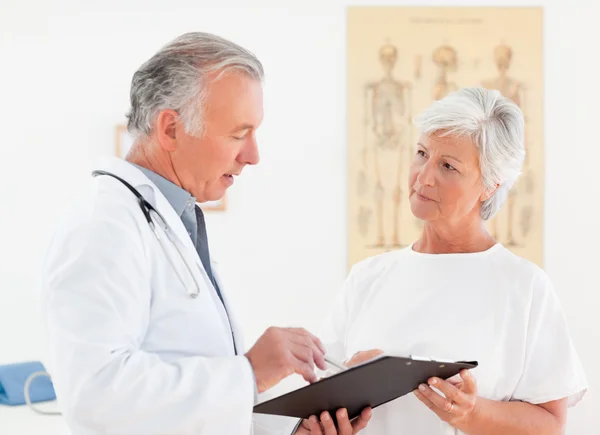 Starší lékař mluví se svým nemocným pacientem — Stock fotografie