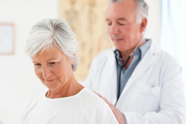 Doctor examining his patient — Stock Photo, Image