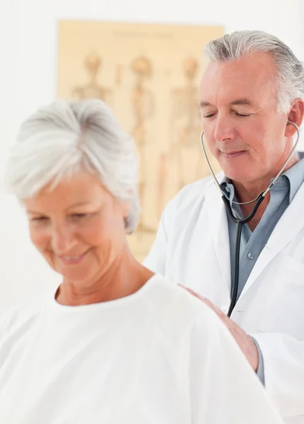 Doctor examining his patient — Stock Photo, Image
