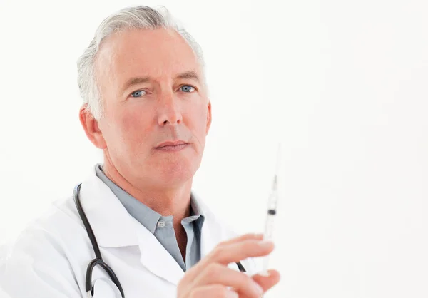 Vedoucí lékař s injekční stříkačky — Stock fotografie