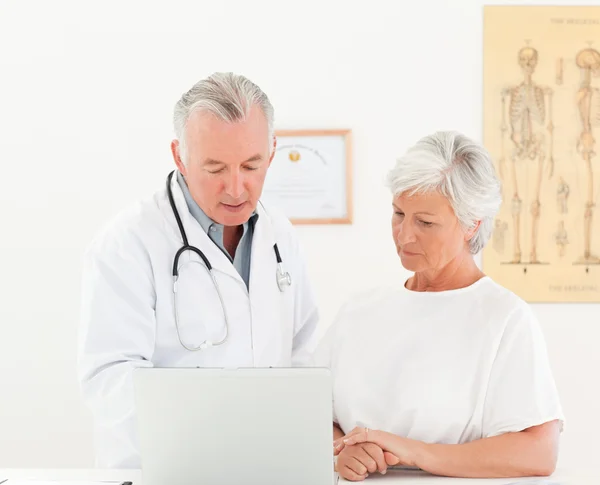 医生与病人看笔记本电脑 — 图库照片