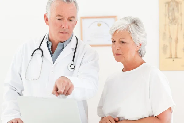 Docteur et son patient regardant l'ordinateur portable — Photo