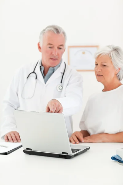 Arts en patiënt te kijken naar de laptop — Stockfoto