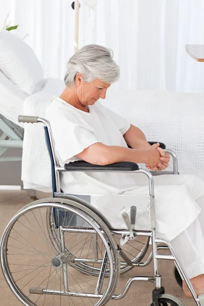 Femme âgée dans son fauteuil roulant — Photo