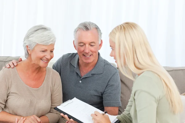 Seniors with doctor at home — Stock Photo, Image