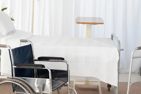 Uma cadeira de rodas em um quarto — Fotografia de Stock