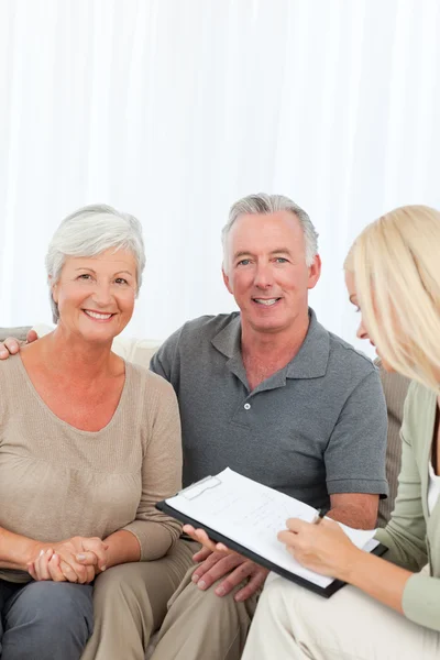 Seniors with doctor at home — Stock Photo, Image