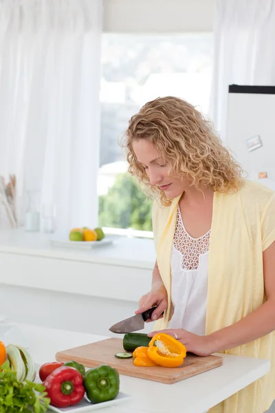 Attraktiv kvinna matlagning hemma — Stockfoto