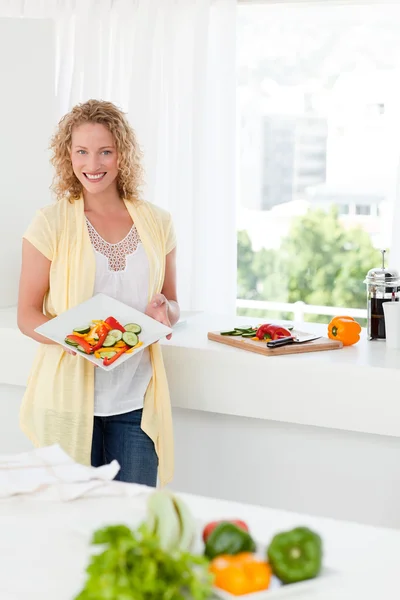 Donna che mostra il suo cibo sano nella sua cucina — Foto Stock