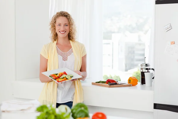 Žena ukazující její zdravé jídlo v kuchyni — Stock fotografie