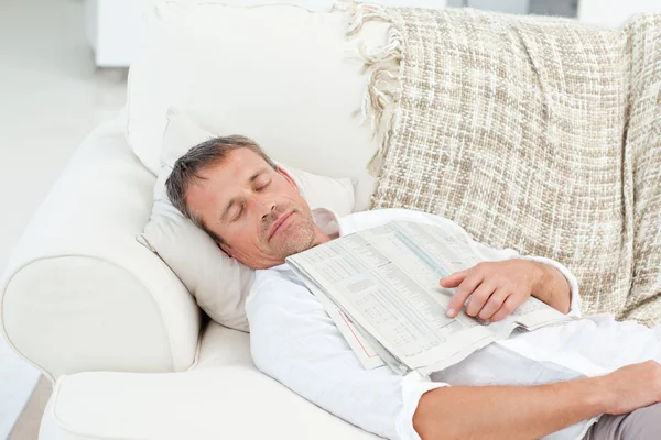 Homme épuisé dormant sur le canapé à la maison — Photo