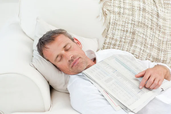 Εξαντληθεί άνθρωπος κοιμάται στον καναπέ στο σπίτι — Φωτογραφία Αρχείου