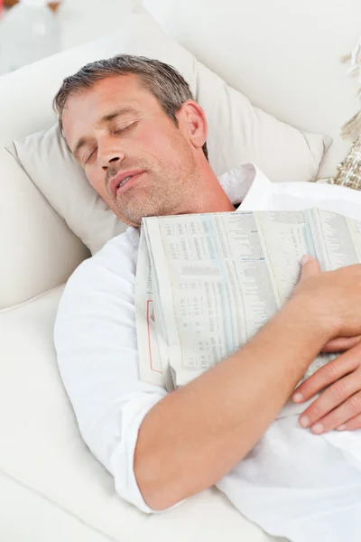 Homem exausto dormindo no sofá em casa — Fotografia de Stock