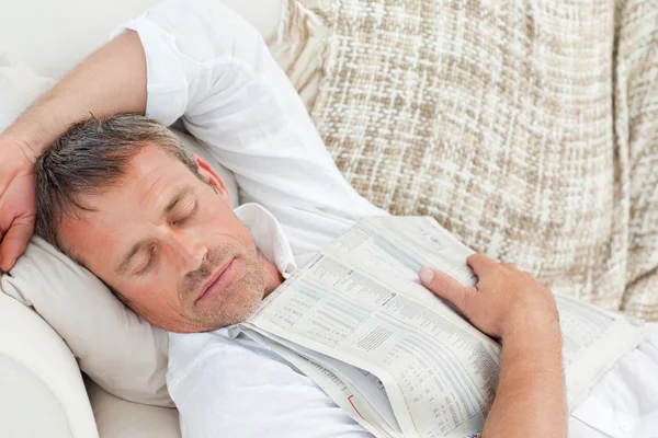 Erschöpfter Mann schläft zu Hause auf der Couch — Stockfoto