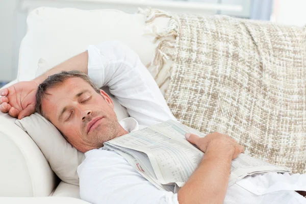 Wyczerpany mężczyzna śpi na kanapie w domu — Zdjęcie stockowe