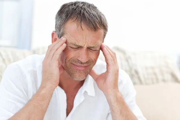 Mężczyzna z bólem głowy w domu — Zdjęcie stockowe