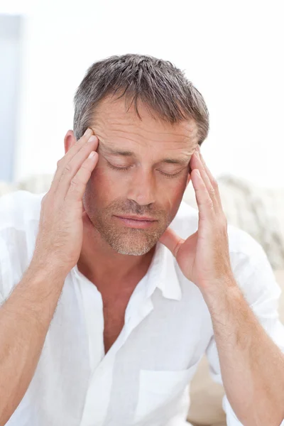 Man har huvudvärk hemma — Stockfoto