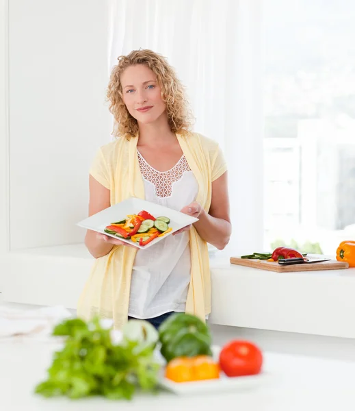 Женщина показывает свою здоровую пищу на кухне — стоковое фото