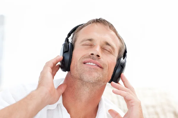 Uomo che ascolta della musica — Foto Stock