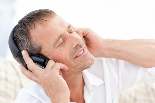 Homem a ouvir música — Fotografia de Stock
